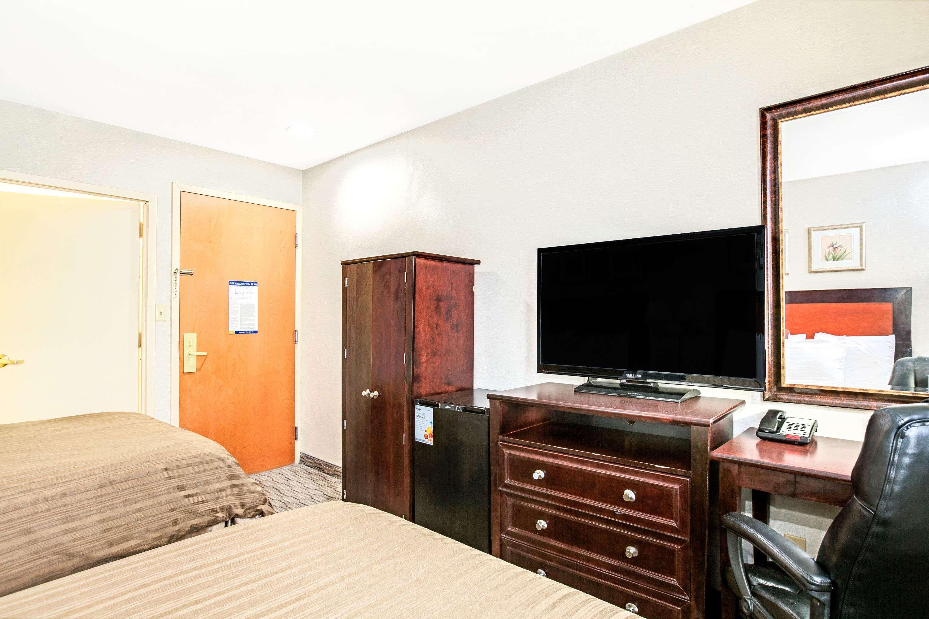 Days Inn By Wyndham Long Island City New York Exterior photo