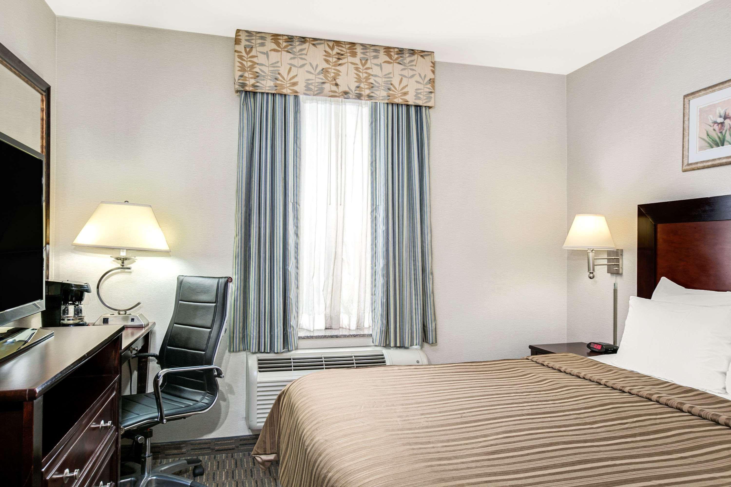 Days Inn By Wyndham Long Island City New York Exterior photo