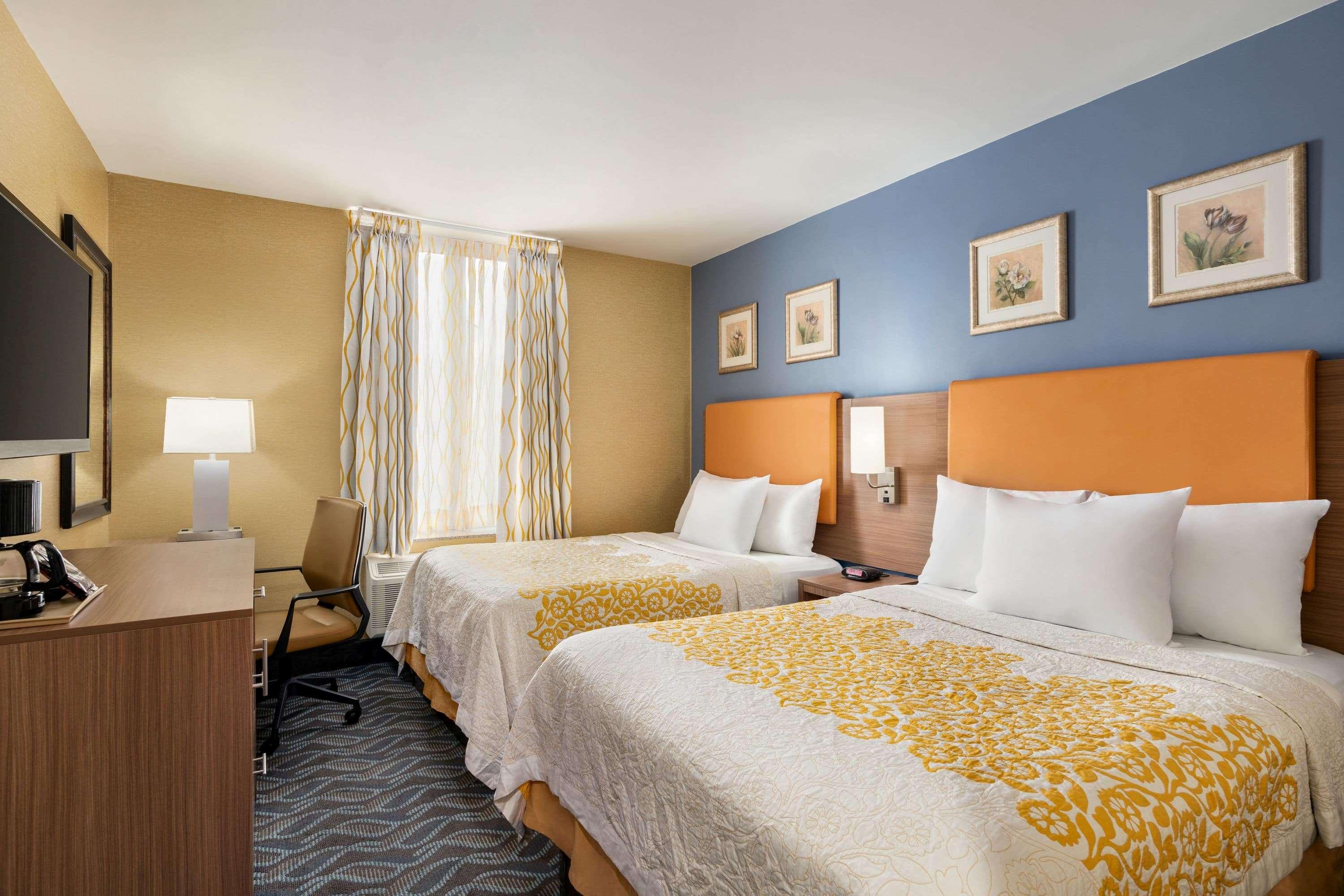Days Inn By Wyndham Long Island City New York Exterior photo