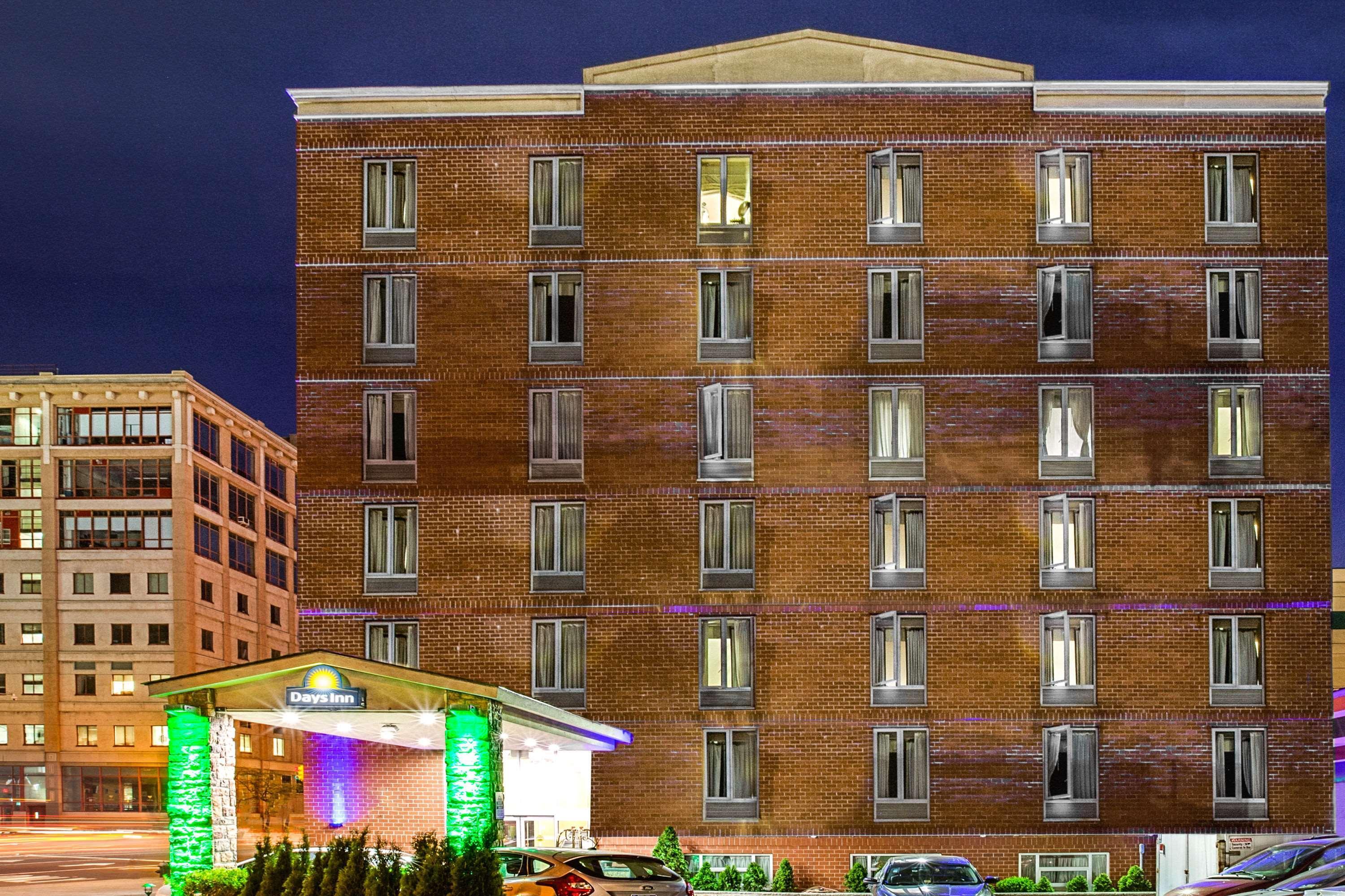 Days Inn By Wyndham Long Island City New York Exterior photo