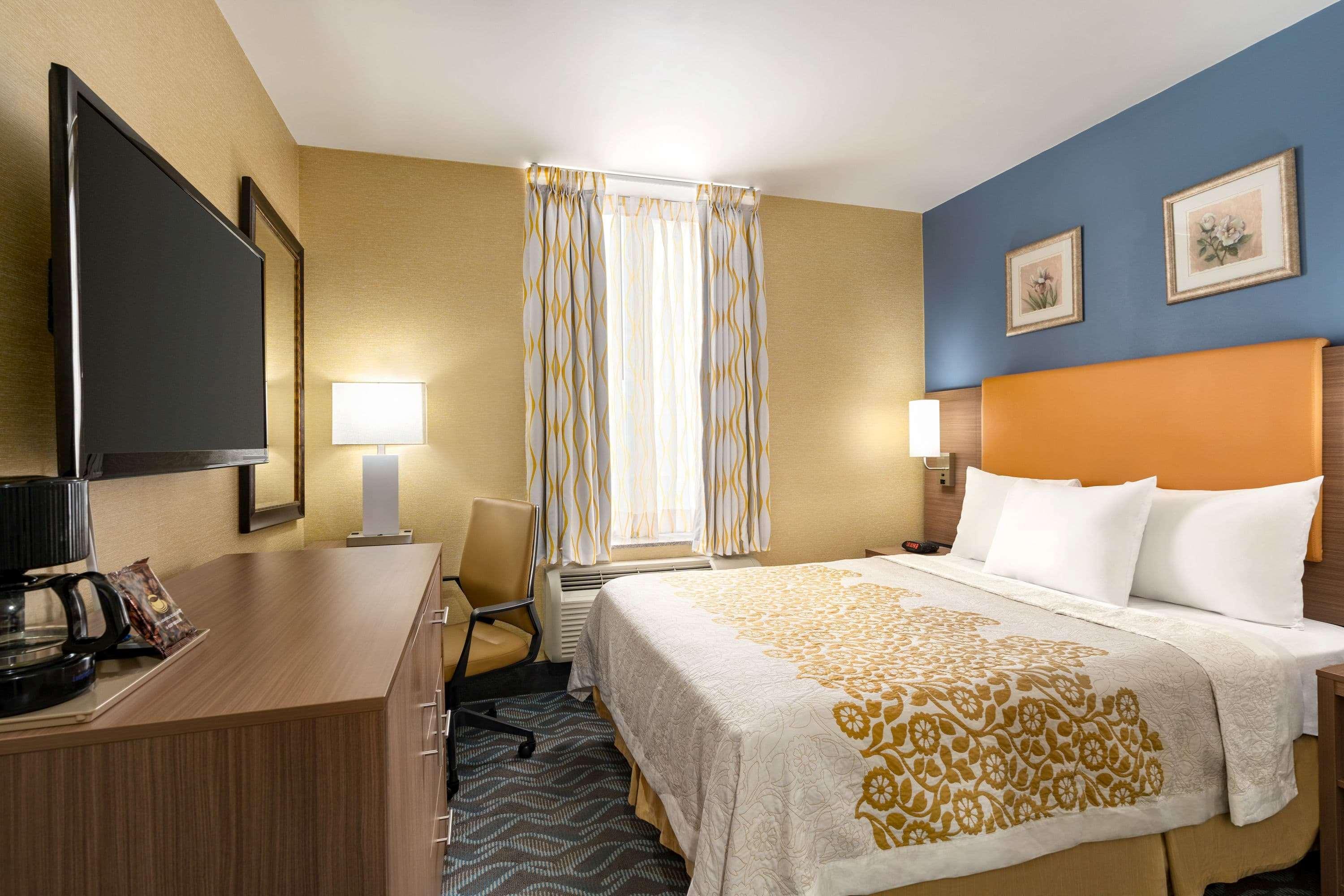 Days Inn By Wyndham Long Island City New York Exterior photo
